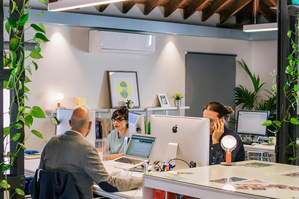 Microsoft Teams Calling vs Hosted PBX: A Buyer’s Matrix for Aussie SMEs
